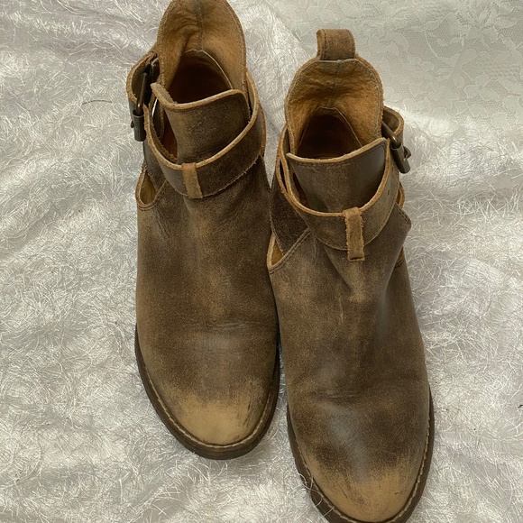 Very Volatile Distressed Ankle Booties - Picture 2 of 7